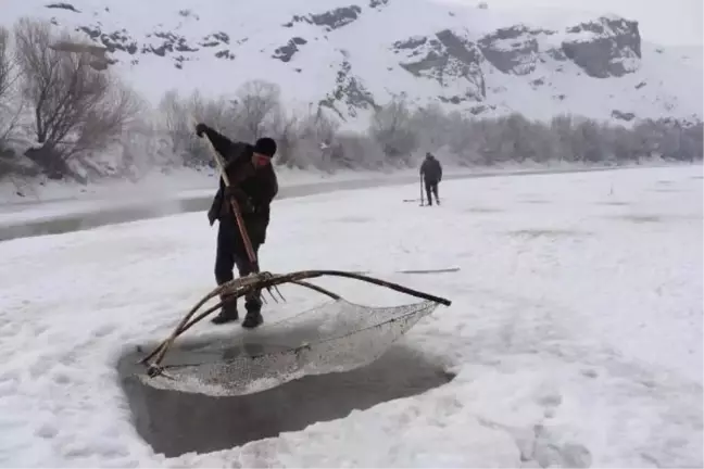 Ağrı'da balıkçılar, eksi 30 derecede buzu kırıp balık avlıyor