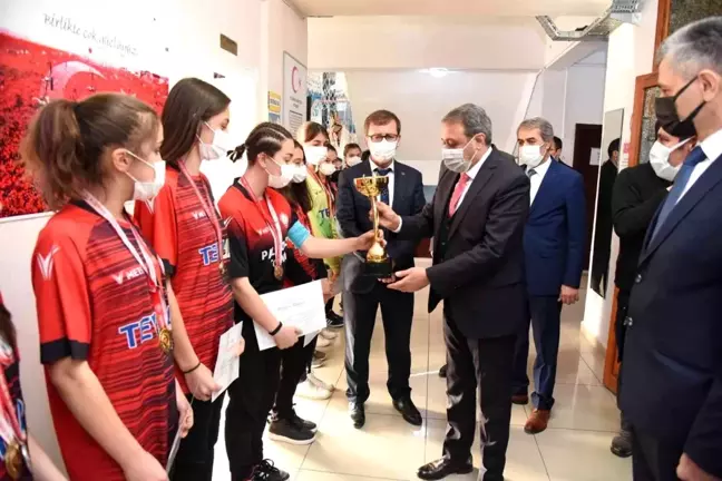 Gönen Kız Futbol takımı yarı finallere gidiyor