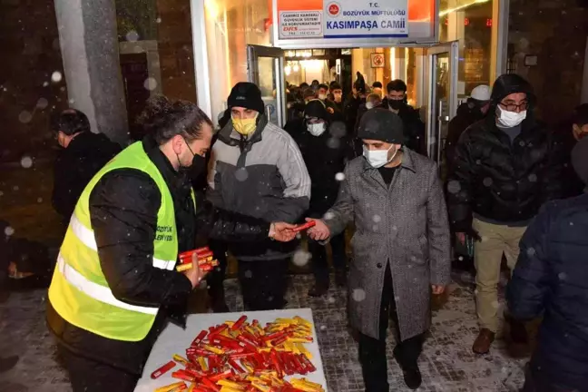 Regaib Kandili'nde şekerler Bozüyük Belediyesi'nden