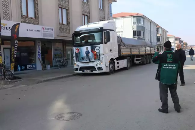 Erzincan'da toplanan gıda, giysi ve tıbbi malzemeler Suriye'ye gönderildi