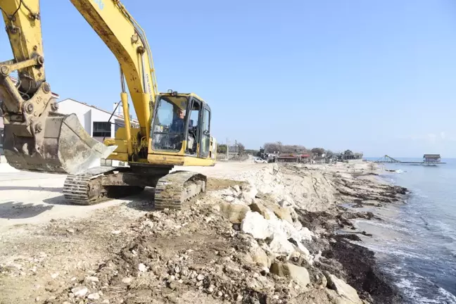 Keşan Belediyesi Yayla Sahili Haluk Sokak üzerindeki göçüğü onarıyor