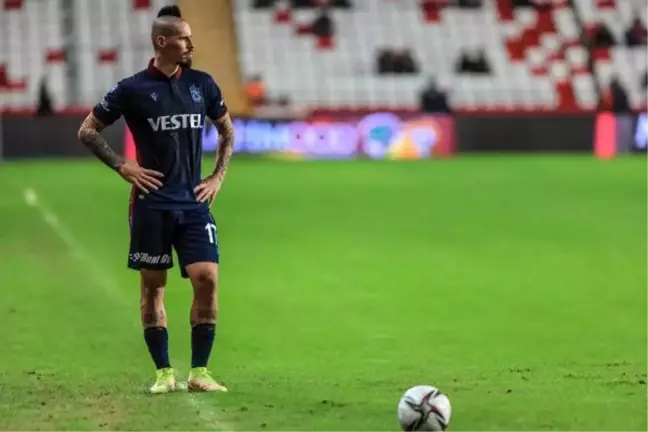 Trabzonspor'da tedavi gören Hamsik ülkesine gitti