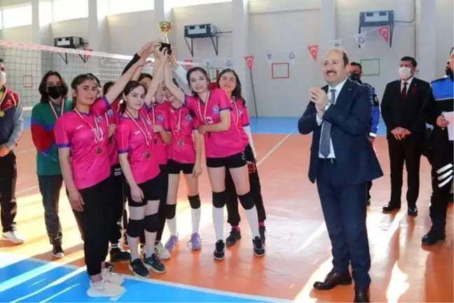 Vali Pehlivan, voleybol turnuvasının final maçını izledi