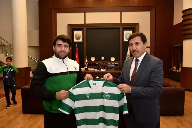 Başkan Kılca'dan başarılı sporculara ödül
