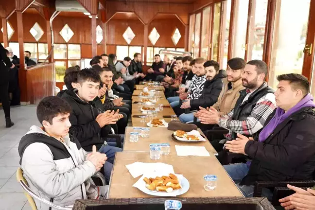 Başkan Kibar'dan gençlerle çay ve simitli sohbet