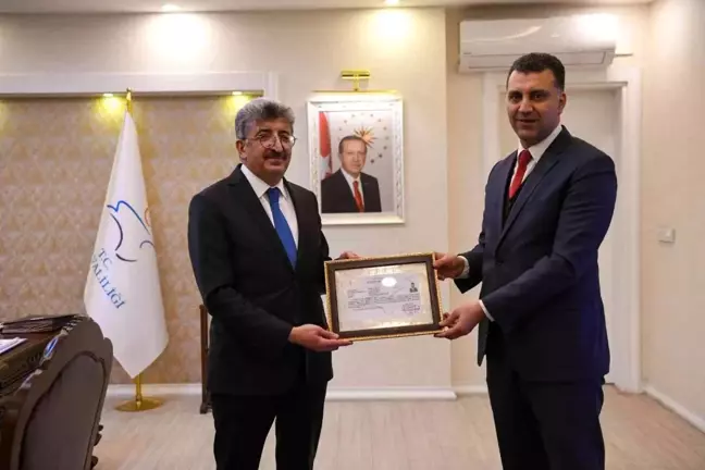 Vali Bilmez'den Kaymakam Savar'a başarı belgesi