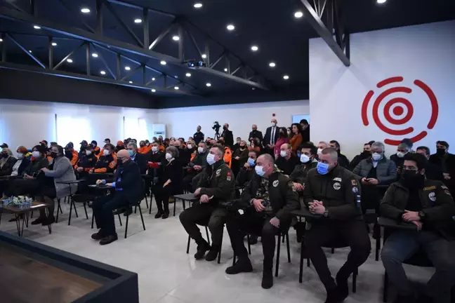 Beylikdüzü Afet ve Acil Durum Yönetim Merkezi'nde 'Sivil Savunma Günü' semineri düzenlendi.
