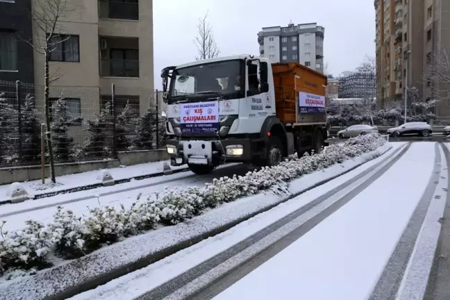 Kağıthane'de karla mücadele ekipleri günün ilk ışıklarıyla sahaya indi
