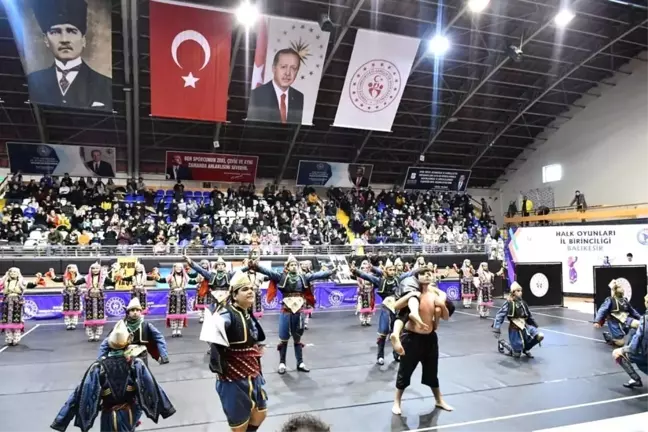 Balıkesir'de Halk oyunları şenliği yapıldı