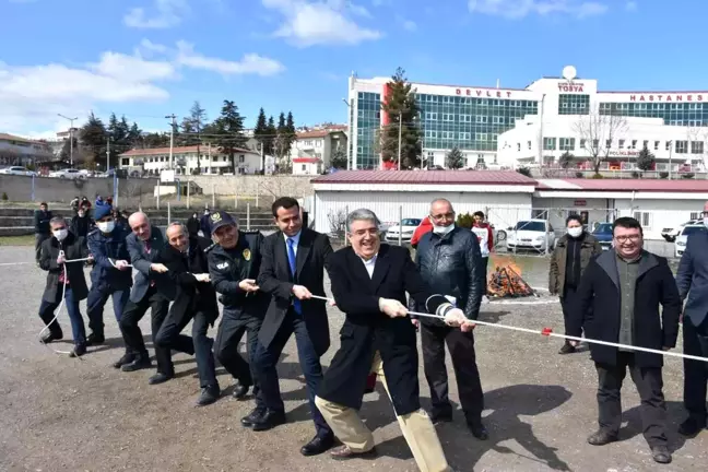 Nevruz programında protokol öğrencilerle halat çekme oynadı
