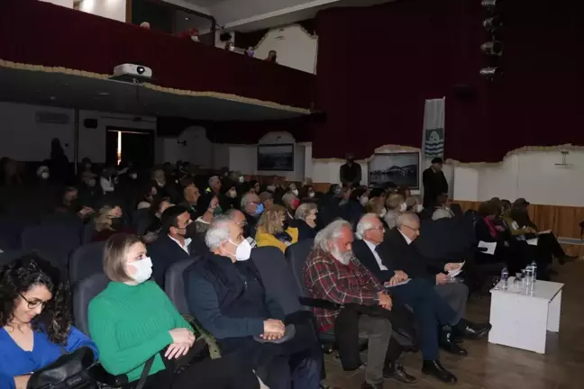 Foça'da Dünya Şiir Günü ve Nevruz düzenlenen gece etkinliğiyle kutlandı