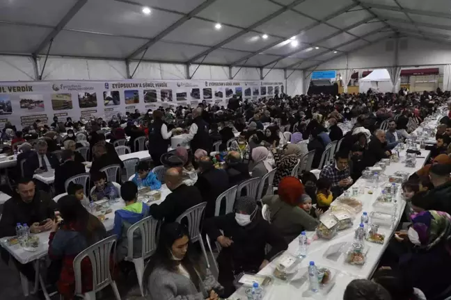 Binlerce vatandaş Eyüpsultan'da dev iftar sofrasında buluştu