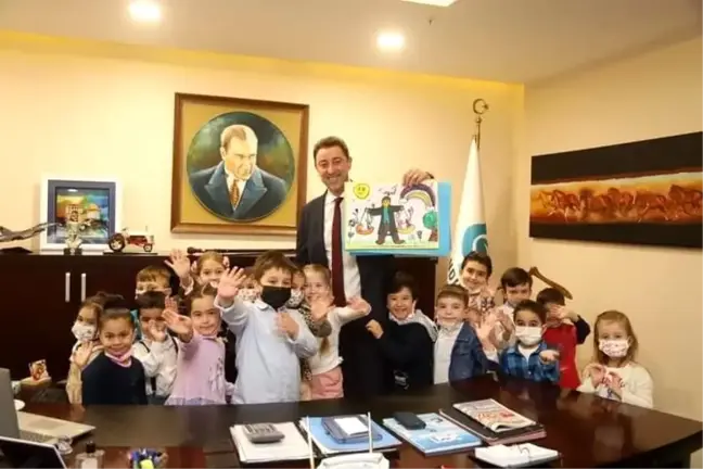 Avukatlar Günü'nde avukat belediye başkanına anlamlı sürpriz