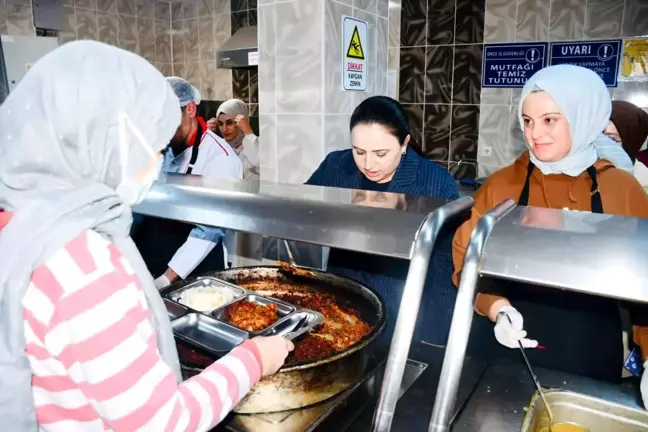 Öğrencilerle iftarda bir araya geldi