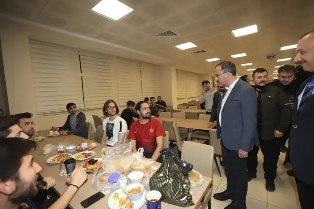 Bakan Kasapoğlu, Şanlıurfa'daki KYK yurdunda sahur yaptı