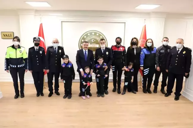 Polislerden Vali Atay'a özel öğrencilerle ziyaret