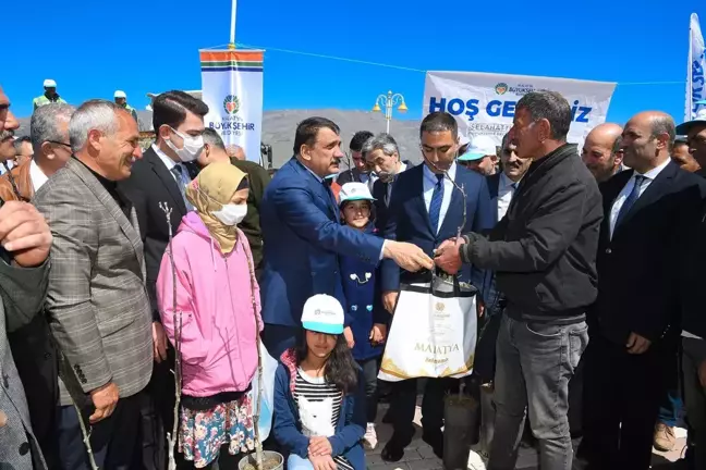 Malatya Büyükşehir Belediyesi Doğanyol'da fidan dağıtımı yaptı