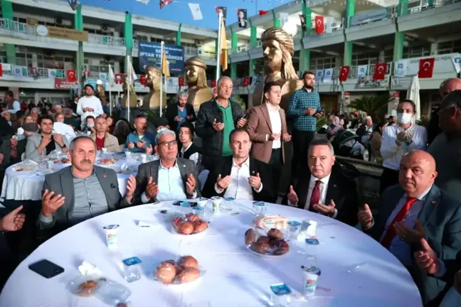 Başkan Böcek Serik'te STK, muhtar ve vatandaşlarla buluşup iftar yaptı