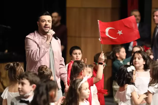 Samsun'da konser veren şarkıcı Burak Kut, sahneyi çocuklarla paylaştı