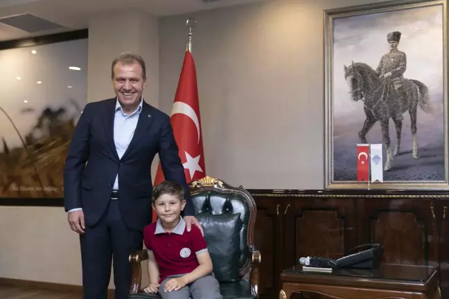 Vahap Seçer'in Koltuğuna Minik Kürşat Alp Oturdu
