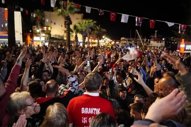 Ayvalık'ta şampiyonluk sevinci meydanlara sığmadı