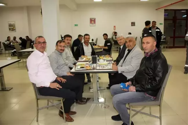 Emet ve Hisarcık'ın belediye başkanları işçilerle birlikte sahur yaptı