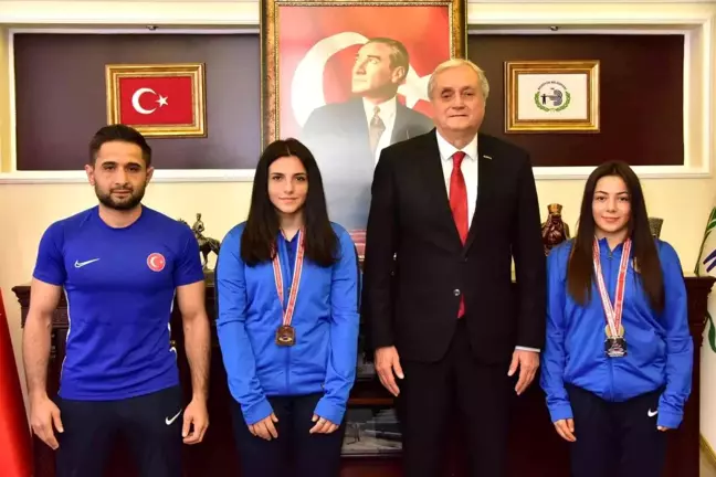 Kadın güreşçiler Başkan Bakkalcıoğlu'nu ziyaret etti