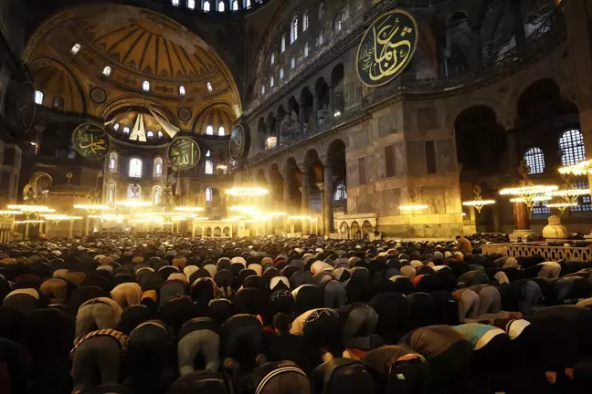 Ayasofya-i Kebir Cami-i Şerifi'nde bayramı namazı kılındı