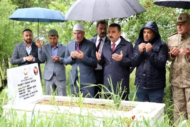 Son dakika haber... Siirt'te şehit köy korucusu mezarı başında anıldı