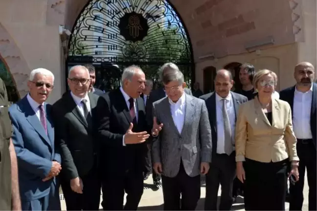 Davutoğlu, Mersin'e geldi