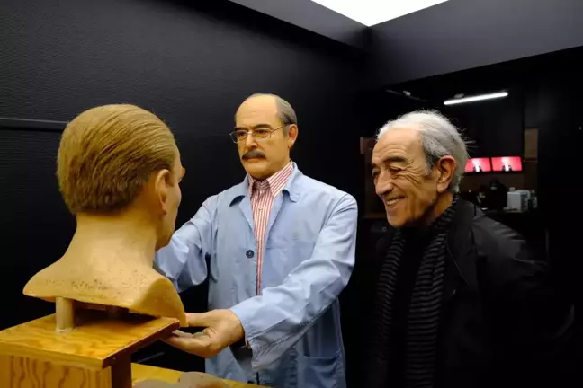 Edip Akbayram, Yılmaz Büyükerşen Balmumu Heykeller Müzesi'ni ziyaret etti