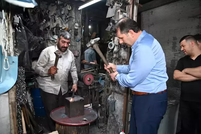 Vali Ayhan demir dövüp bakıra şekil verdi
