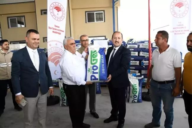 Vali Pehlivan, Tarsus'ta çiftçilere soya tohumu dağıttı