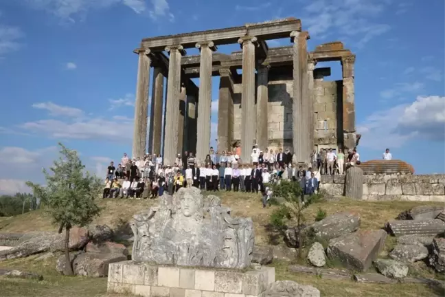 YÖK Başkanı Özvar ve rektörler, Aizanoi Antik Kent'i ziyaret etti