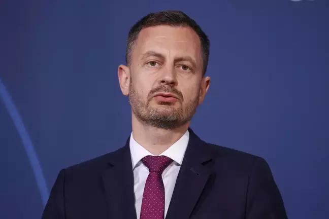 Scholz, İngiltere'nin Kuzey İrlanda Protokolü'nü değiştirme girişimini eleştirdi