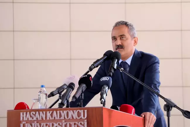 Milli Eğitim Bakanı Özer, üniversite öğrencilerinin mezuniyet heyecanını paylaştı Açıklaması
