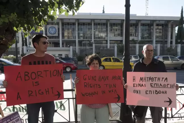 ABD'nin kürtajı anayasal hak olmaktan çıkaran kararına karşı Yunanistan'da eylem