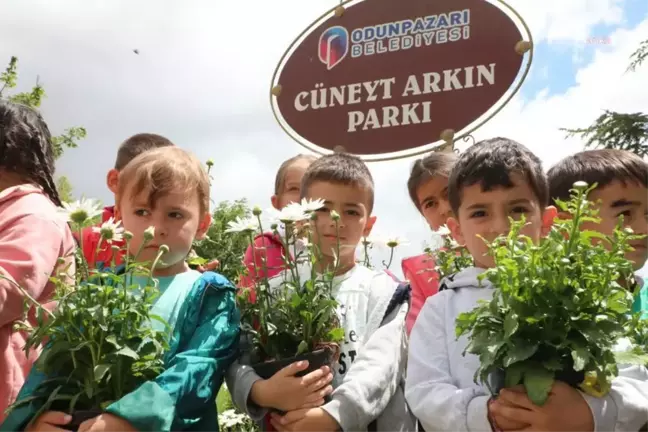 Odunpazarı Belediyesi, Cüneyt Arkın'a Papatyalarla Veda Etti