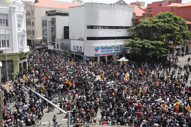 Hükümet karşıtı protestoların sürdüğü Sri Lanka'da başbakanın istifası bekleniyor