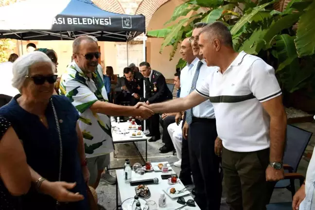 Kuşadası'nda İlçe Protokolü Vatandaşlarla Bayramlaştı