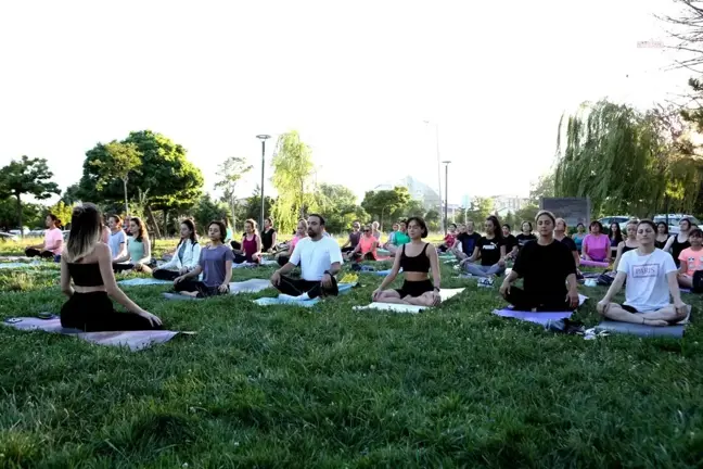 Altınşehirliler, Nilüfer Belediyesi'nin Yoga Etkinliğinde Buluştu