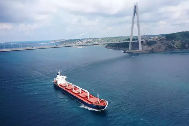 Ukrayna'dan yola çıkan mısır yüklü gemi İstanbul Boğazı'ndan geçti
