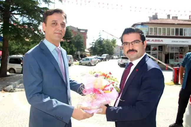 Afyon yerel haberi: Şuhut'ta yeni kaymakam çiçeklerle karşılandı