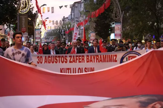 Sakarya haberi... Sakarya'da 30 Ağustos Zafer Bayramı dolayısıyla fener alayı düzenlendi