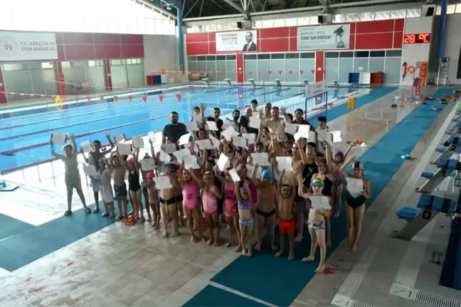 Yüzme ve voleybolda katılım sertifika töreni gerçekleştirildi