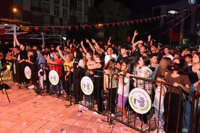 Cumhuriyet Meydanı'ndaki kutlamalar coşkuyla sürüyor