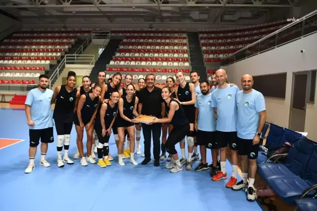 Adana haberi | Çukurova Belediye Başkanı Soner Çetin Çukurova Belediyesi Ads Kadın Voleybol Takımının Antrenmanını İzledi