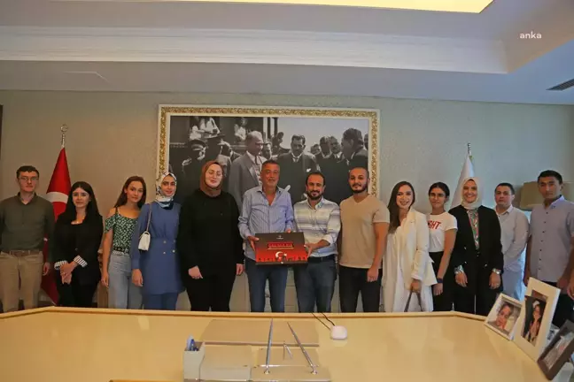 Üniversiteyi Kazanan Öğrencilerden Ataşehir Belediye Başkanı İlgezdi'ye Teşekkür Ziyareti