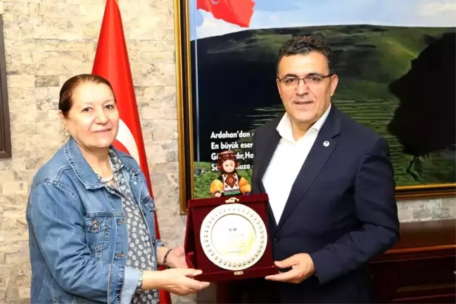 Hayırsever Saadet Kızılyar'dan yüzlerce öğrenciye kırtasiye yardımı
