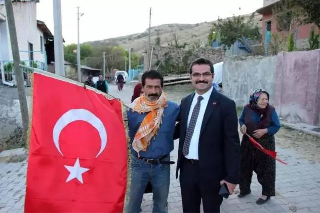 Kaymakamı Türk bayrakları ile karşıladılar